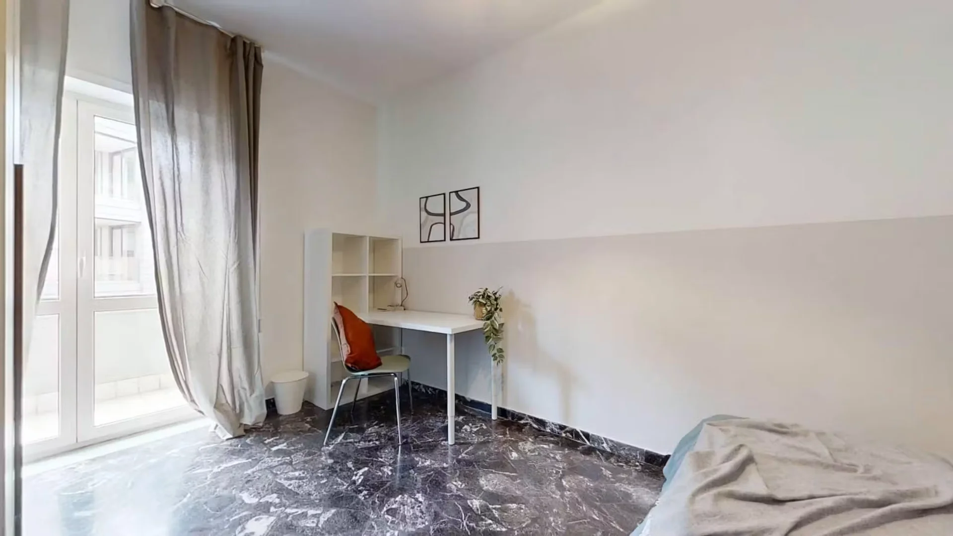 Bezahlbares Zimmer für Studenten mit ausreichender Beleuchtung in