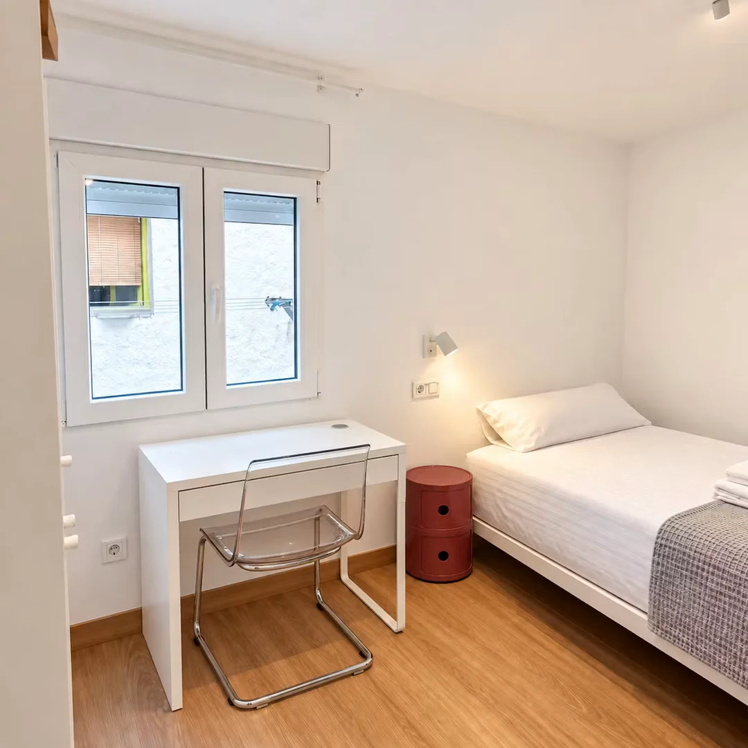Chambre d'étudiant lumineuse et aérée avec accès facile à l'université dans 