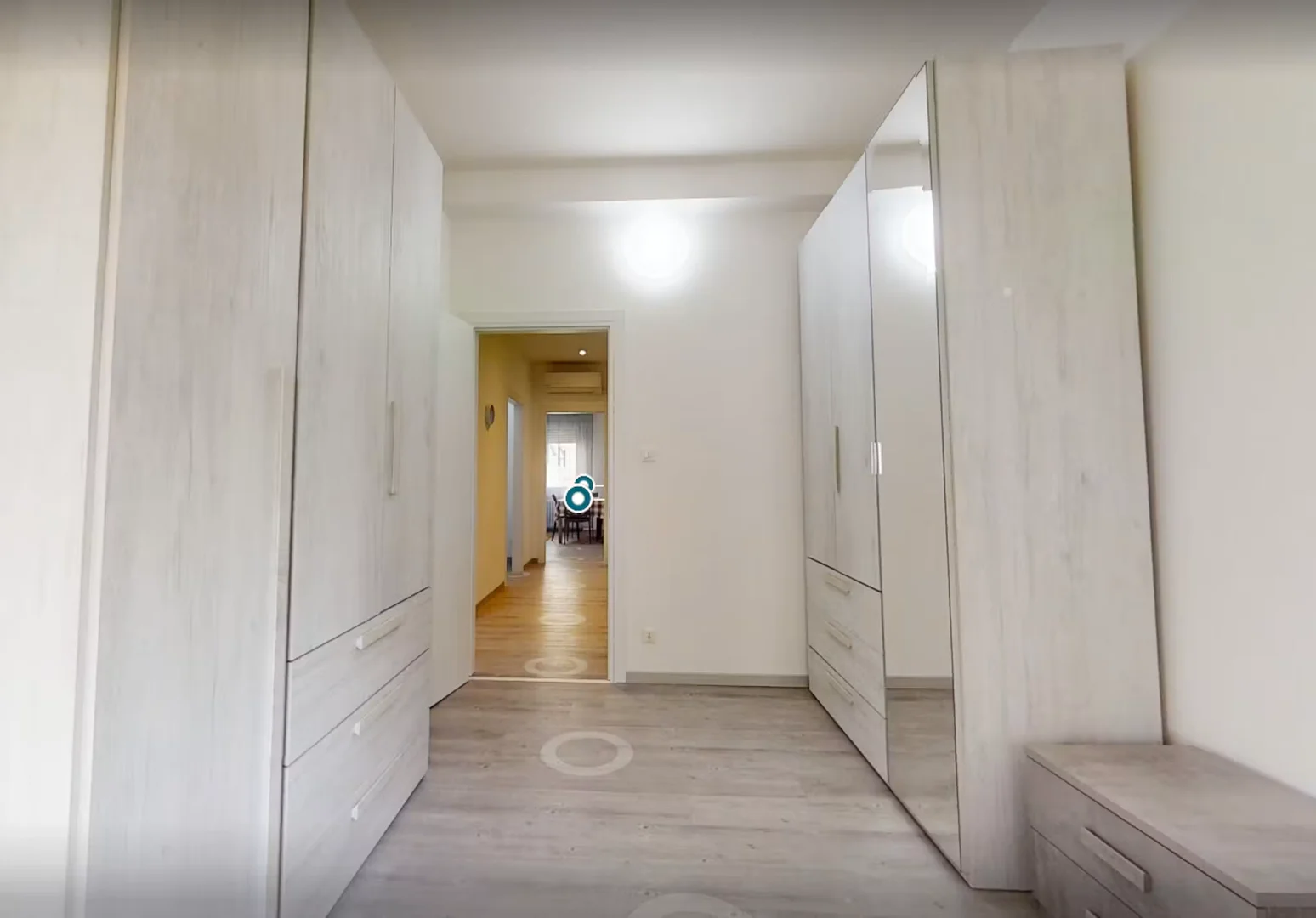Quarto acessível para estudantes com iluminação ampla em