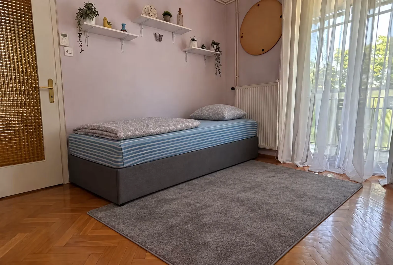 Chambre d'étudiant lumineuse et aérée avec accès facile à l'université dans