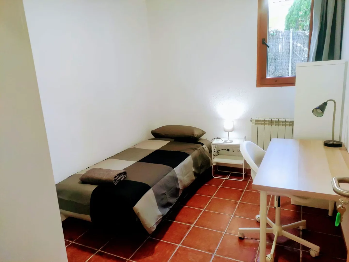 Habitación estudiantil funcional perfecta para estudiar en 