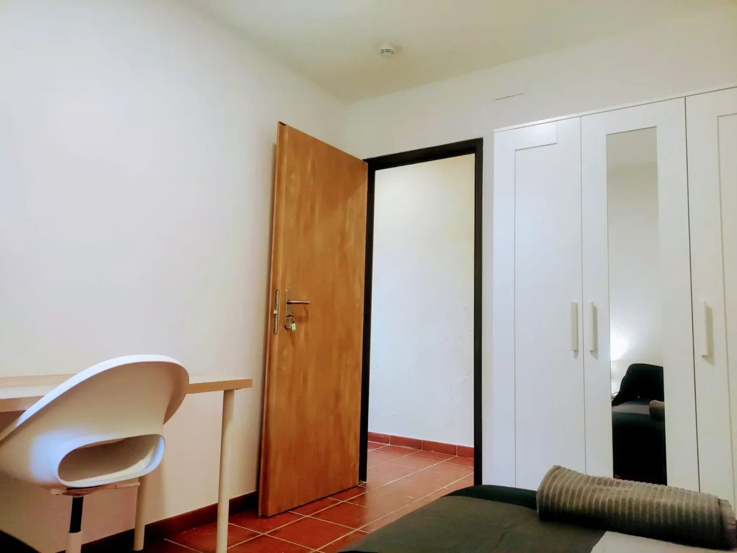 Habitación estudiantil luminosa y aireada con fácil acceso a la universidad en 