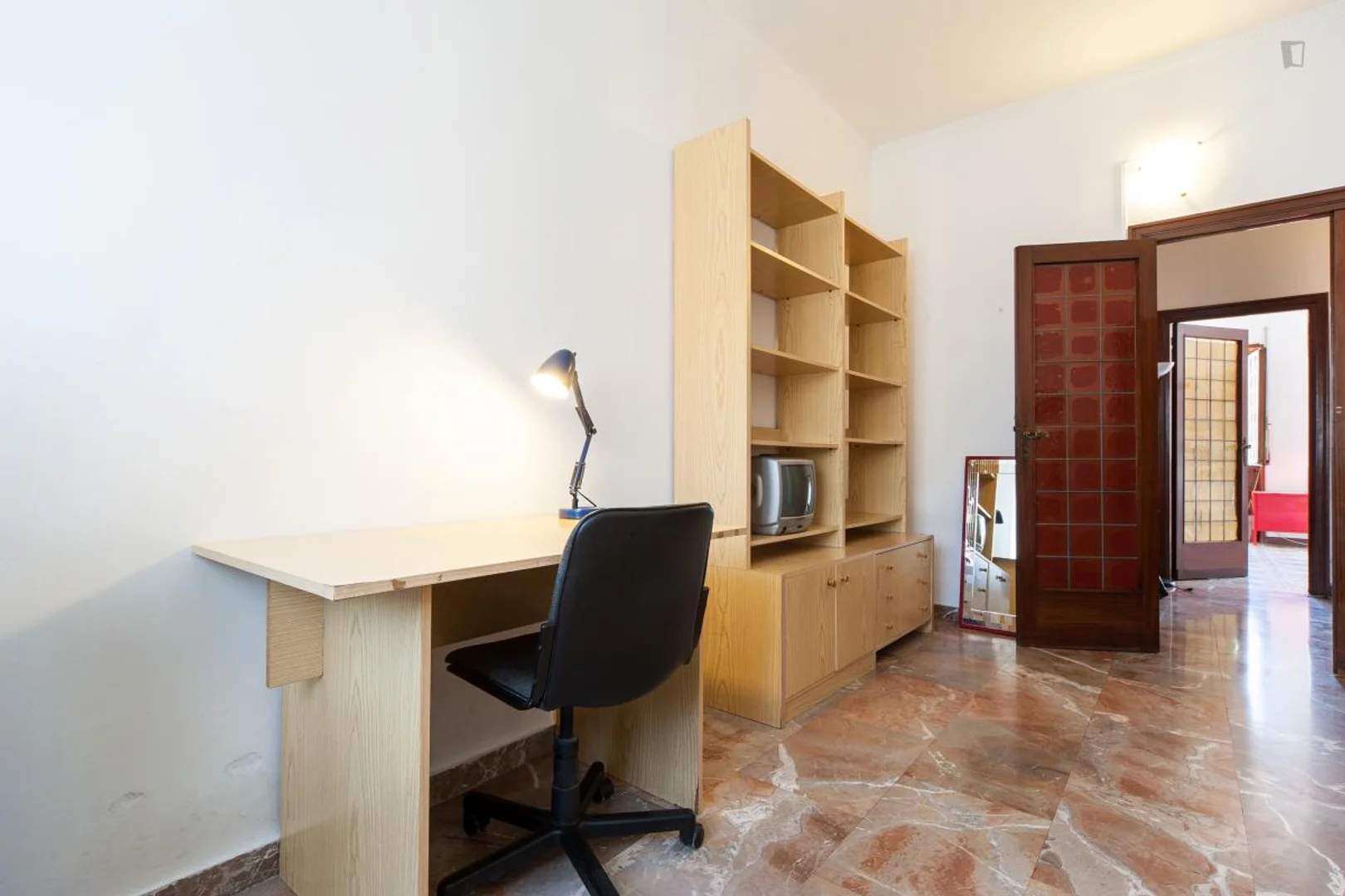 Chambre d'étudiant à  avec espace d'étude et installations communes