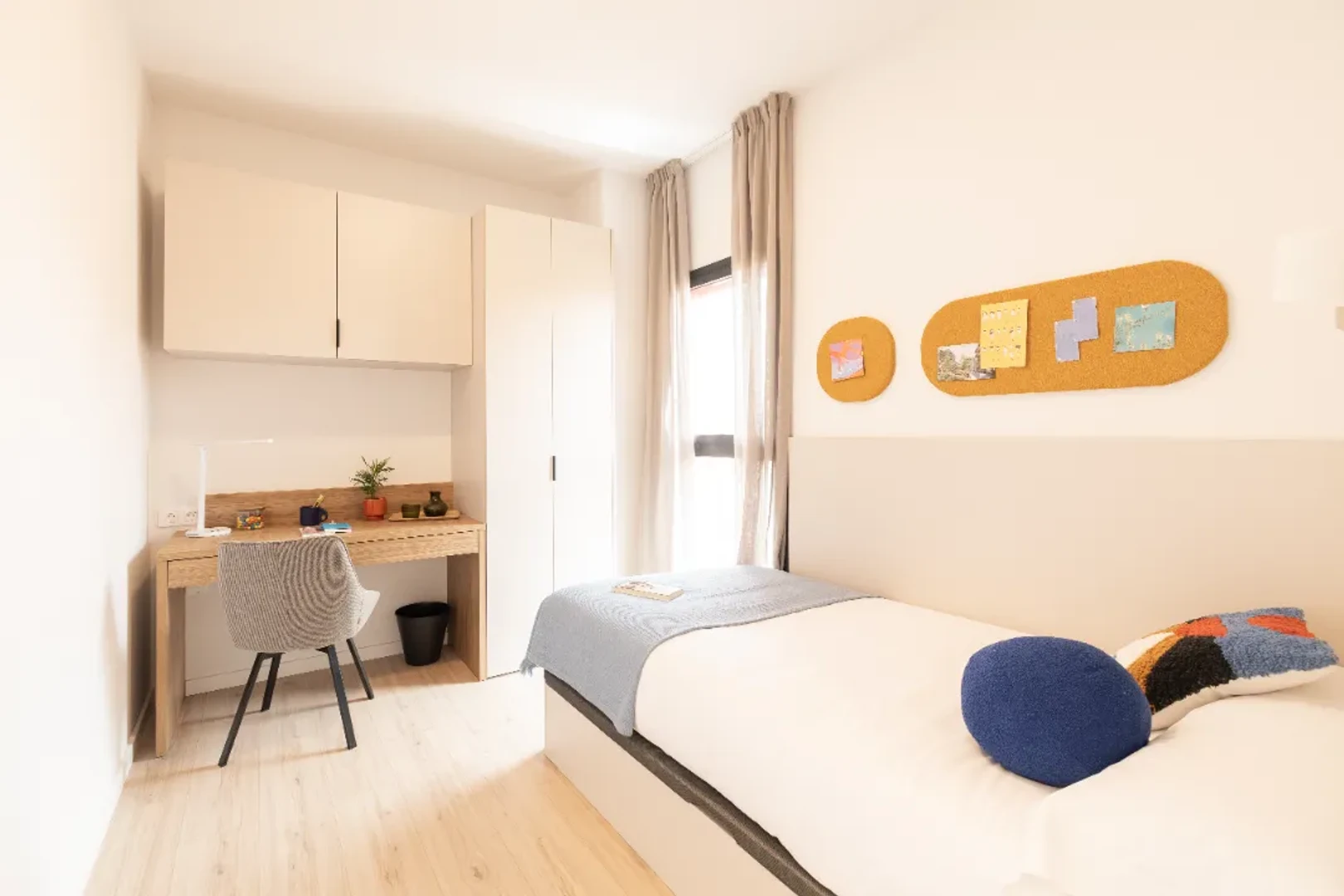 Quarto de estudante económico com localização conveniente em 