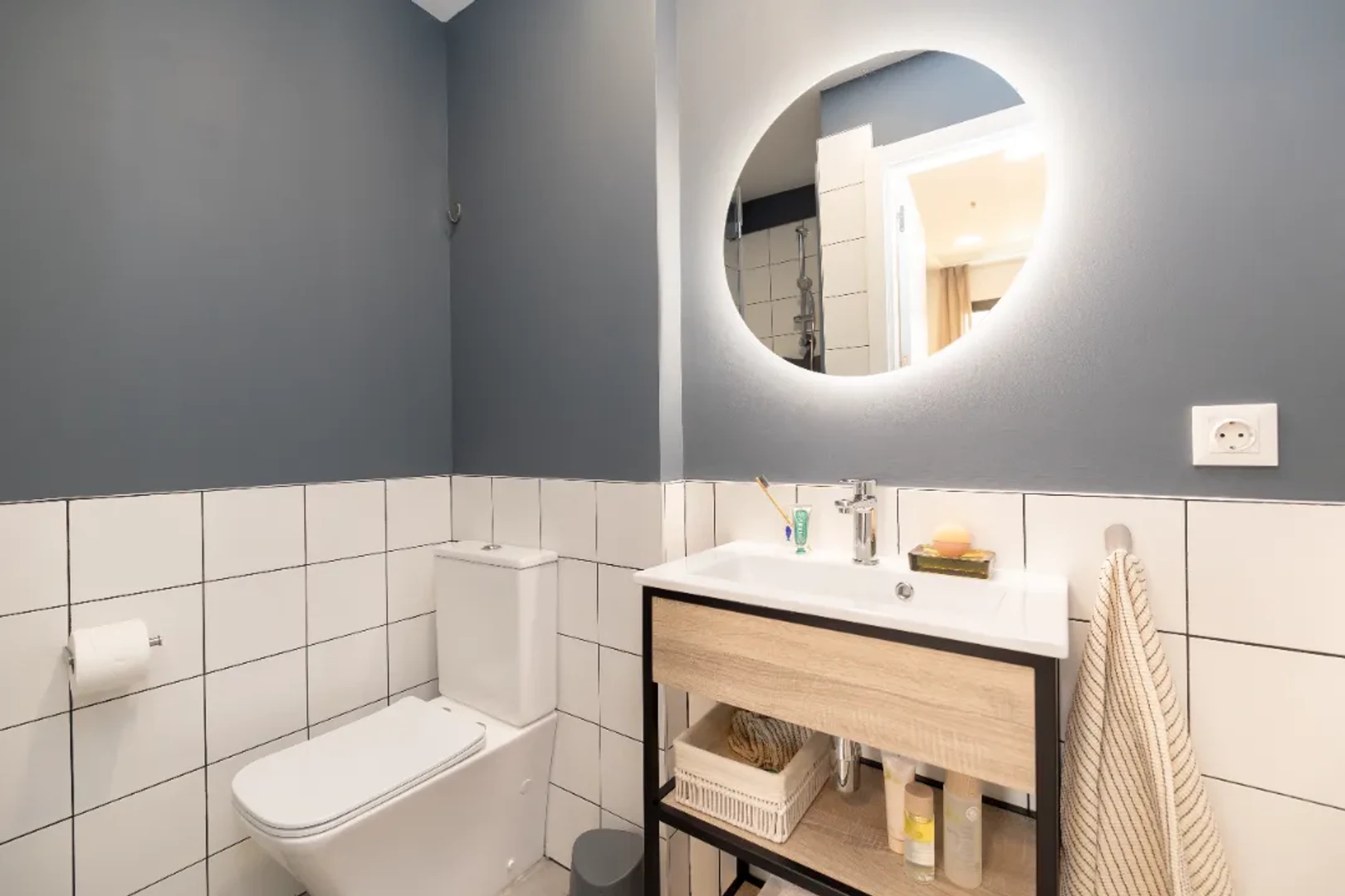 Quarto de estudante confortável e espaçoso em 