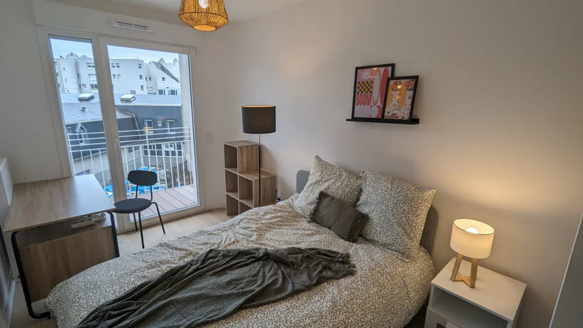 Chambre d'étudiant lumineuse et aérée avec accès facile à l'université dans 