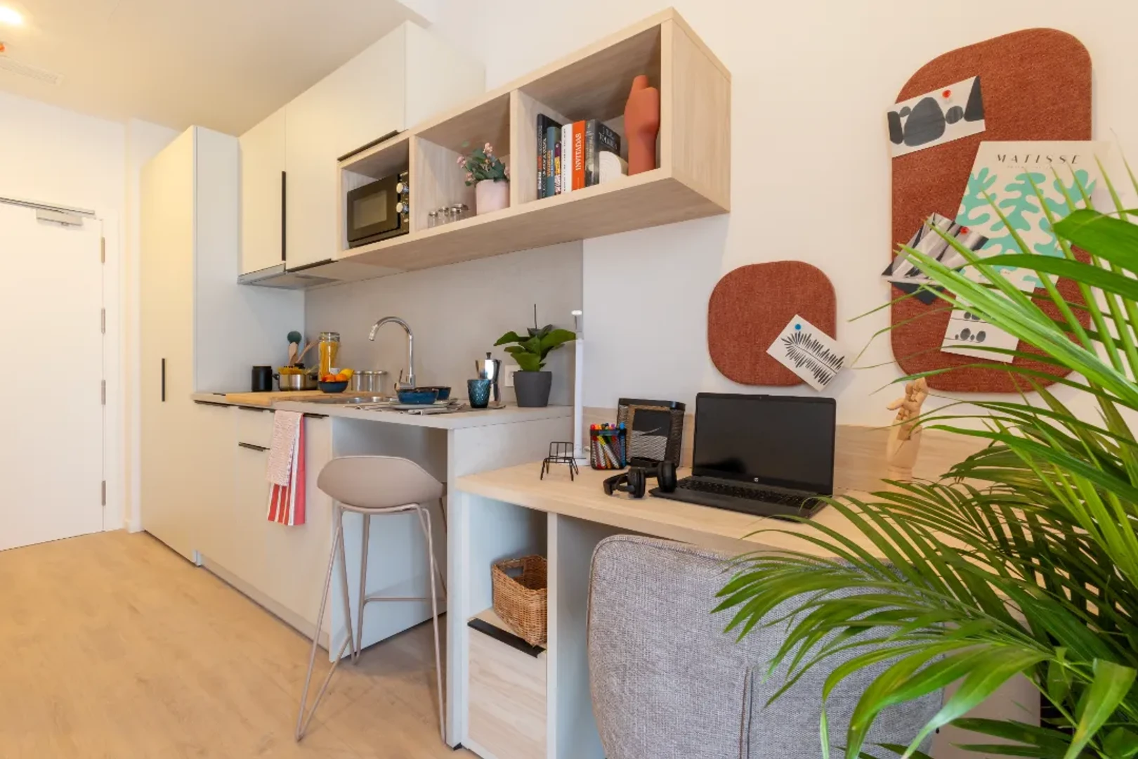 Apartamento estúdio acessível com características essenciais em 