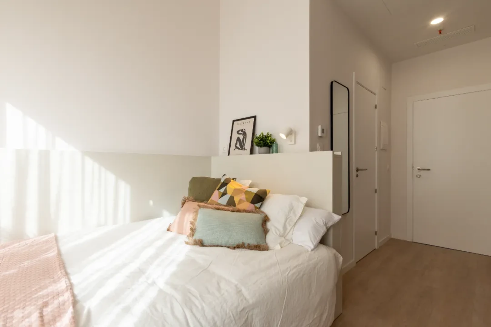 Quarto acessível para estudantes com iluminação ampla em 