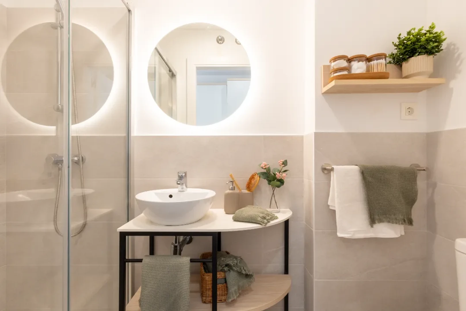 Quarto de estudante luminoso e arejado com acesso fácil à universidade em 