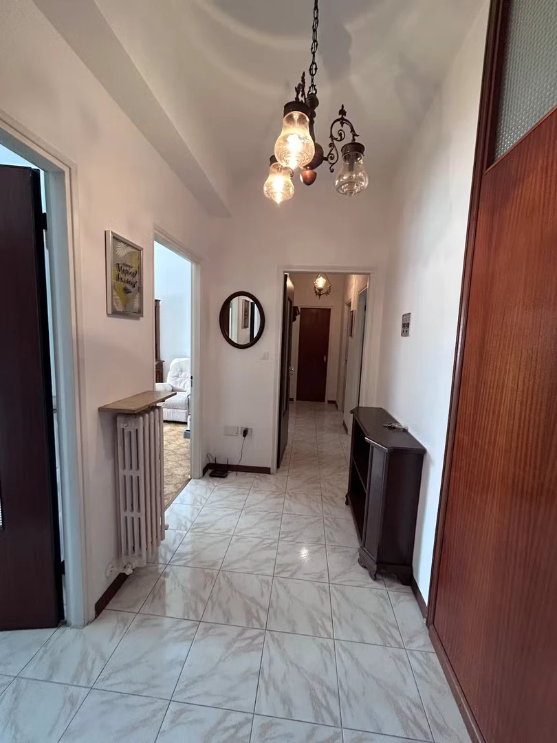 Habitación estudiantil luminosa y aireada con fácil acceso a la universidad en 