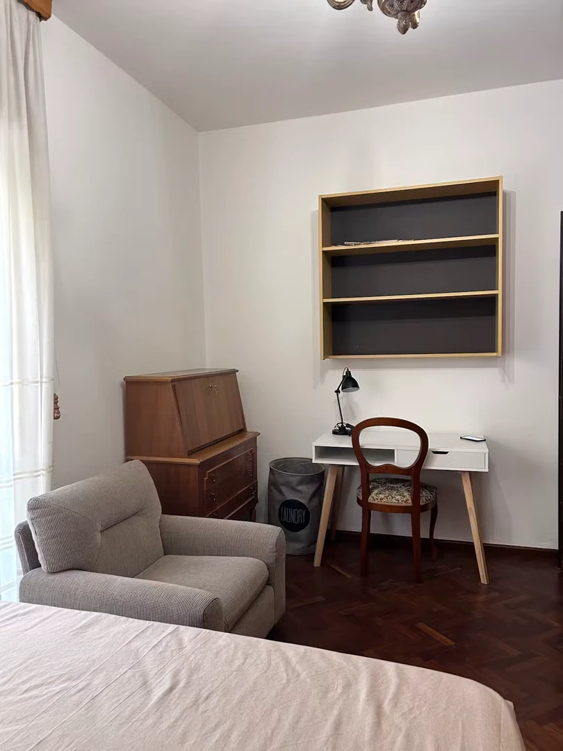 Habitación estudiantil amplia y cómoda en 