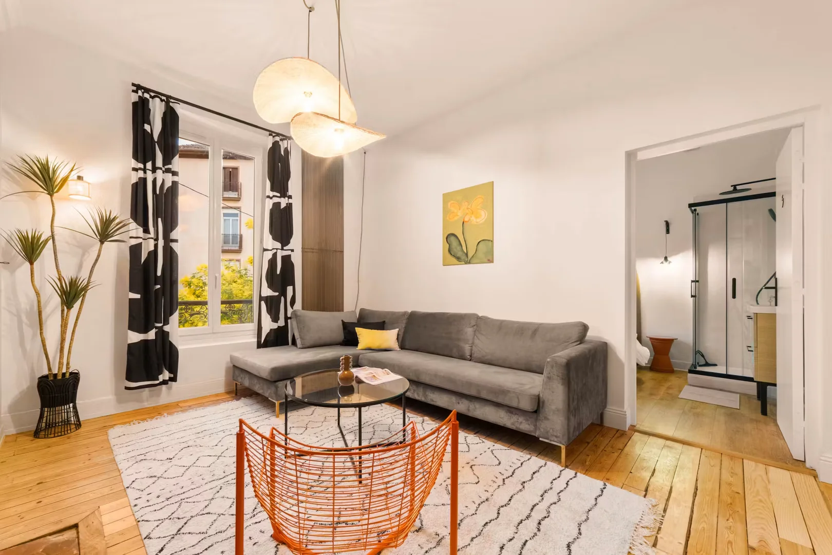 Quarto de estudante em  com área de estudo e instalações partilhadas