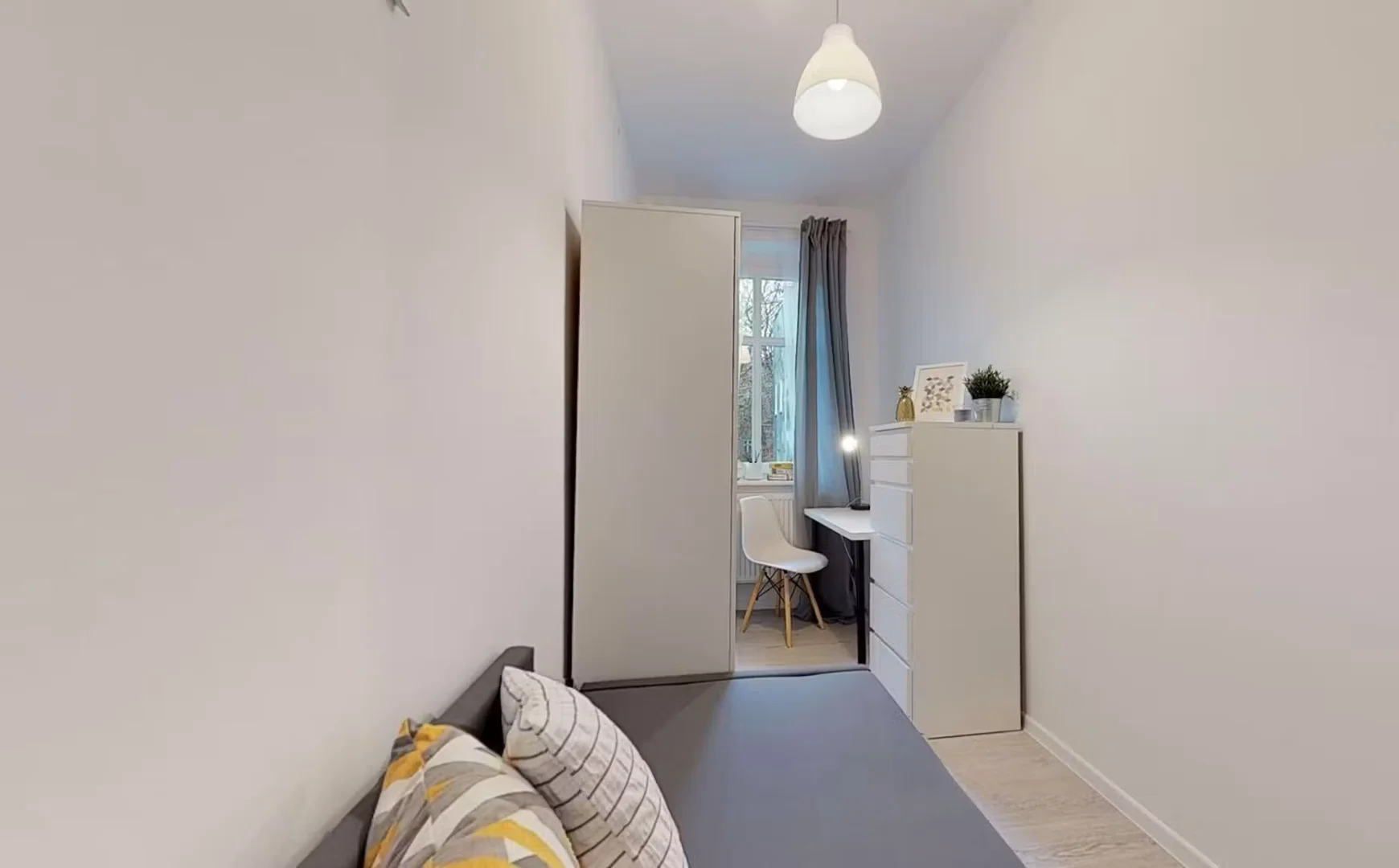 Habitación estudiantil luminosa y aireada con fácil acceso a la universidad en 