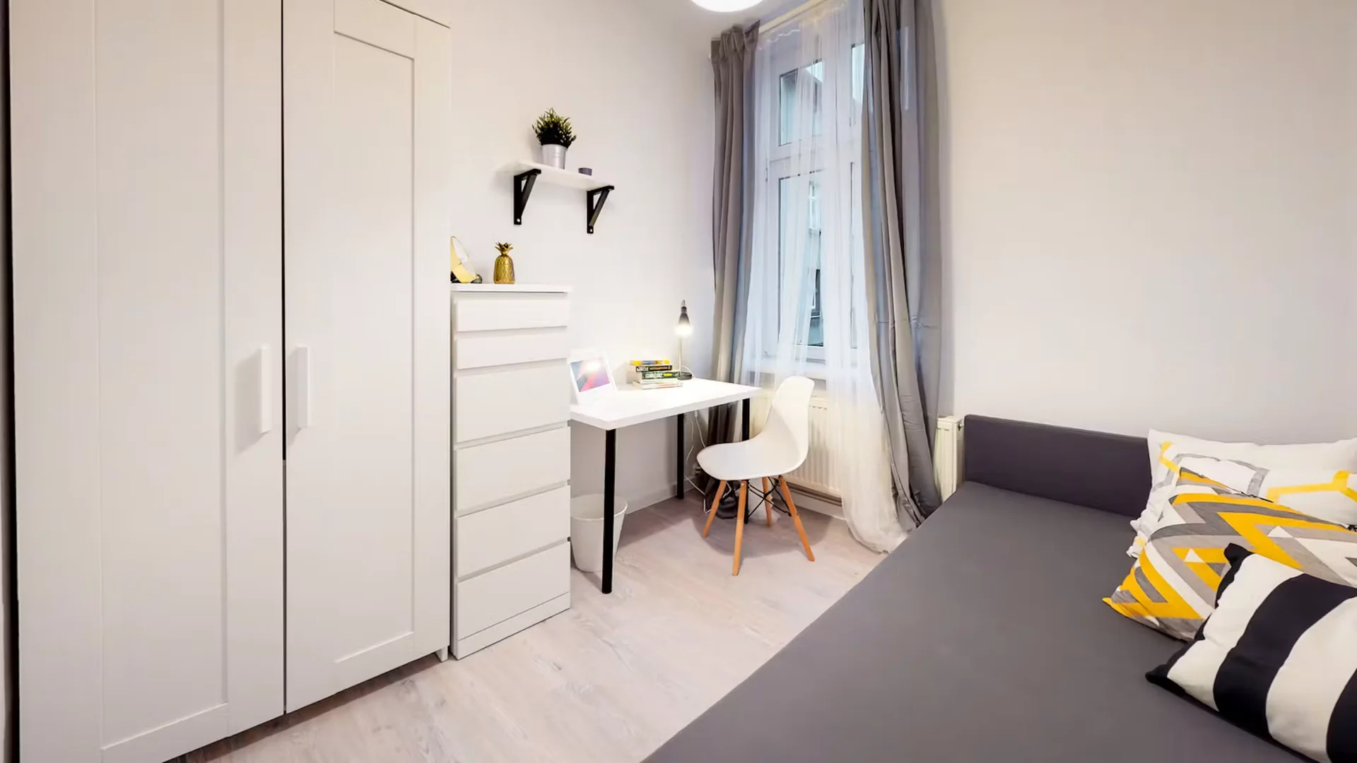 Stanza economica per studenti con ampia illuminazione in 