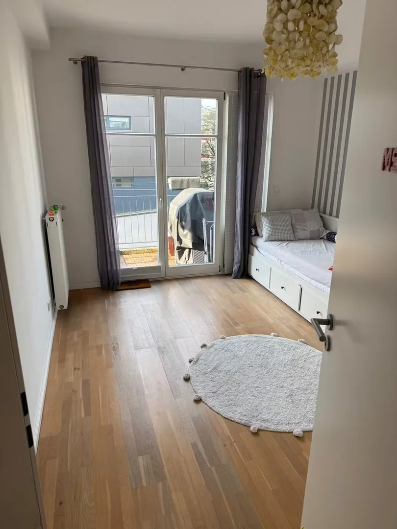 Quarto de estudante em  com área de estudo e instalações partilhadas