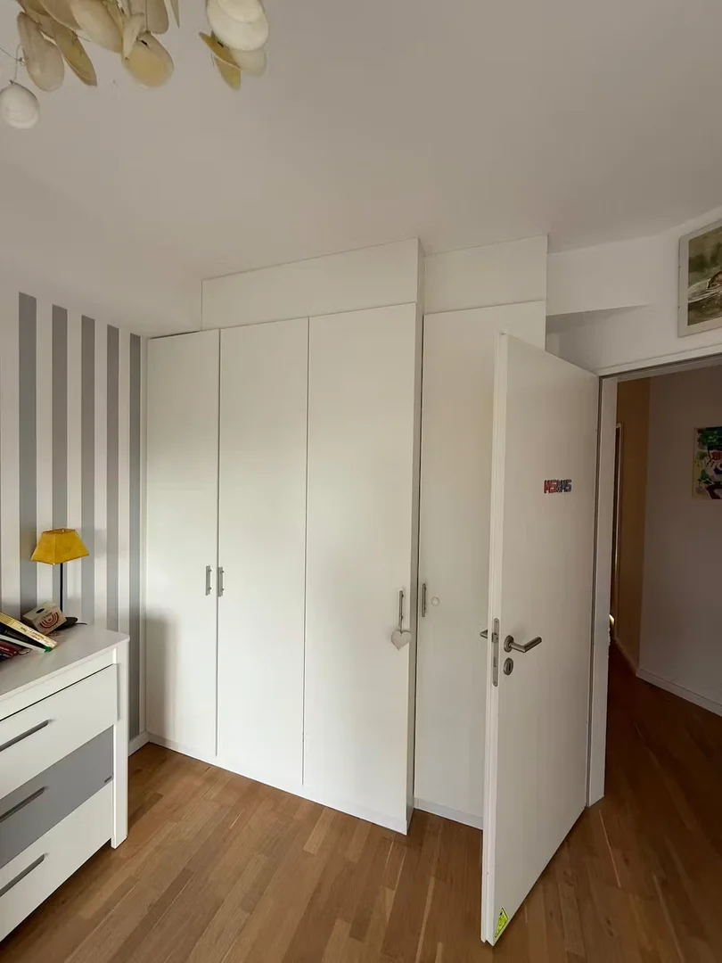 Quarto de estudante económico com localização conveniente em 