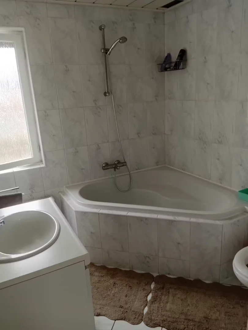 Room for rent in student apartment in , fully furnished
