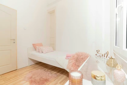 Quarto privado em Kazinczy u. 5, imagem 1 de 15