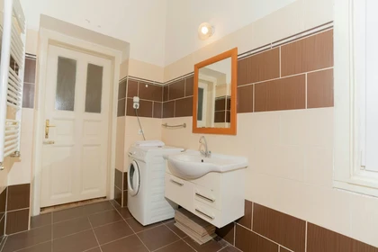 Quarto privado em Kazinczy u. 5, imagem 12 de 15