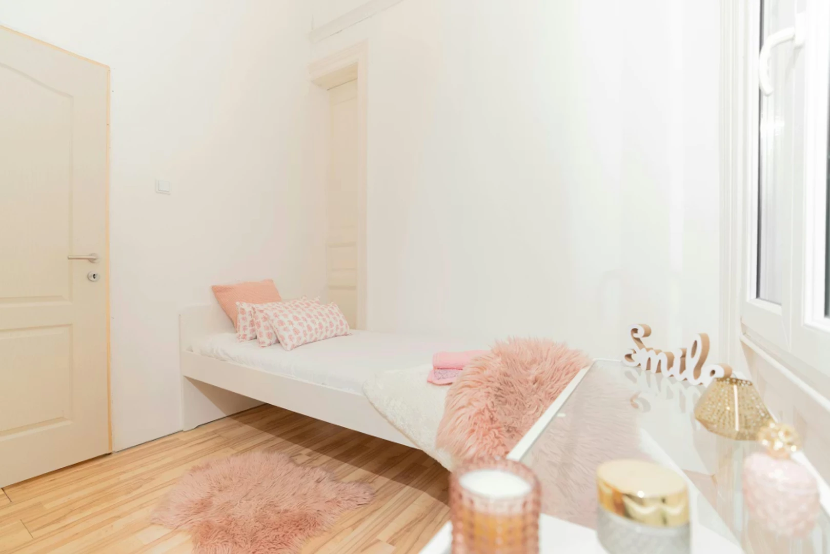 Quarto de estudante em  com área de estudo e instalações partilhadas