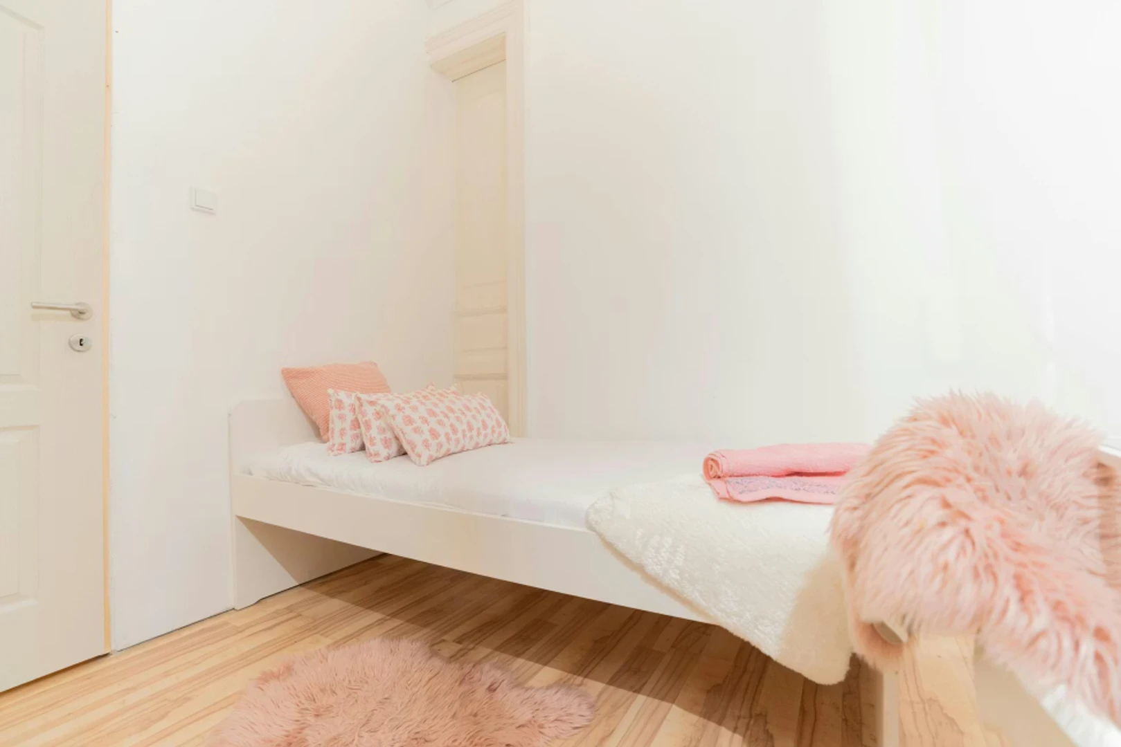 Quarto para alugar em apartamento de estudantes em , totalmente mobilado