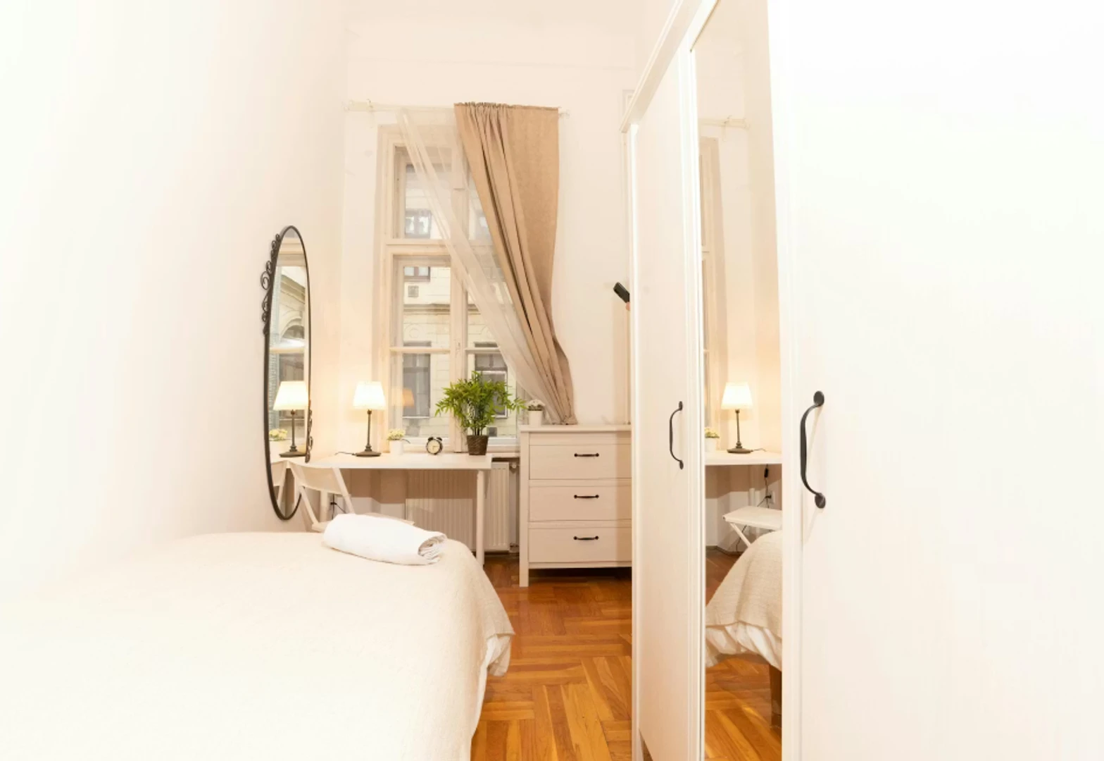 Quarto de estudante económico com localização conveniente em 