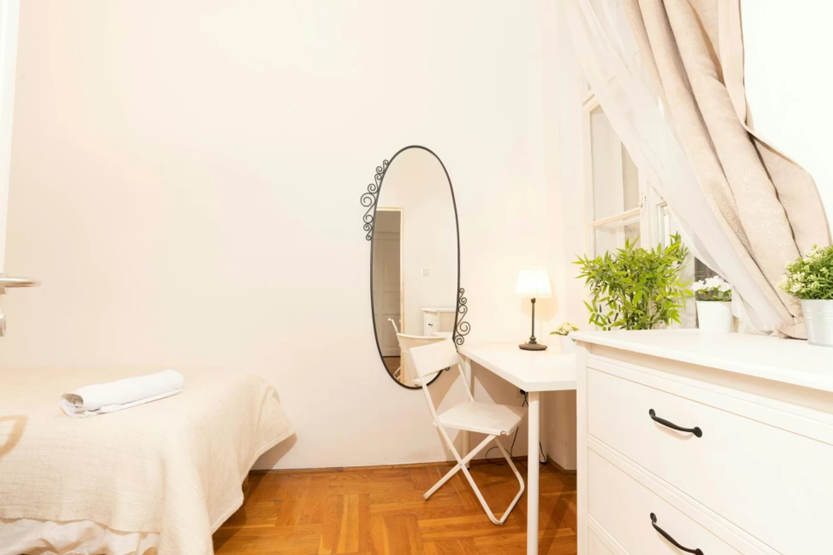 Quarto para alugar em apartamento de estudantes em , totalmente mobilado