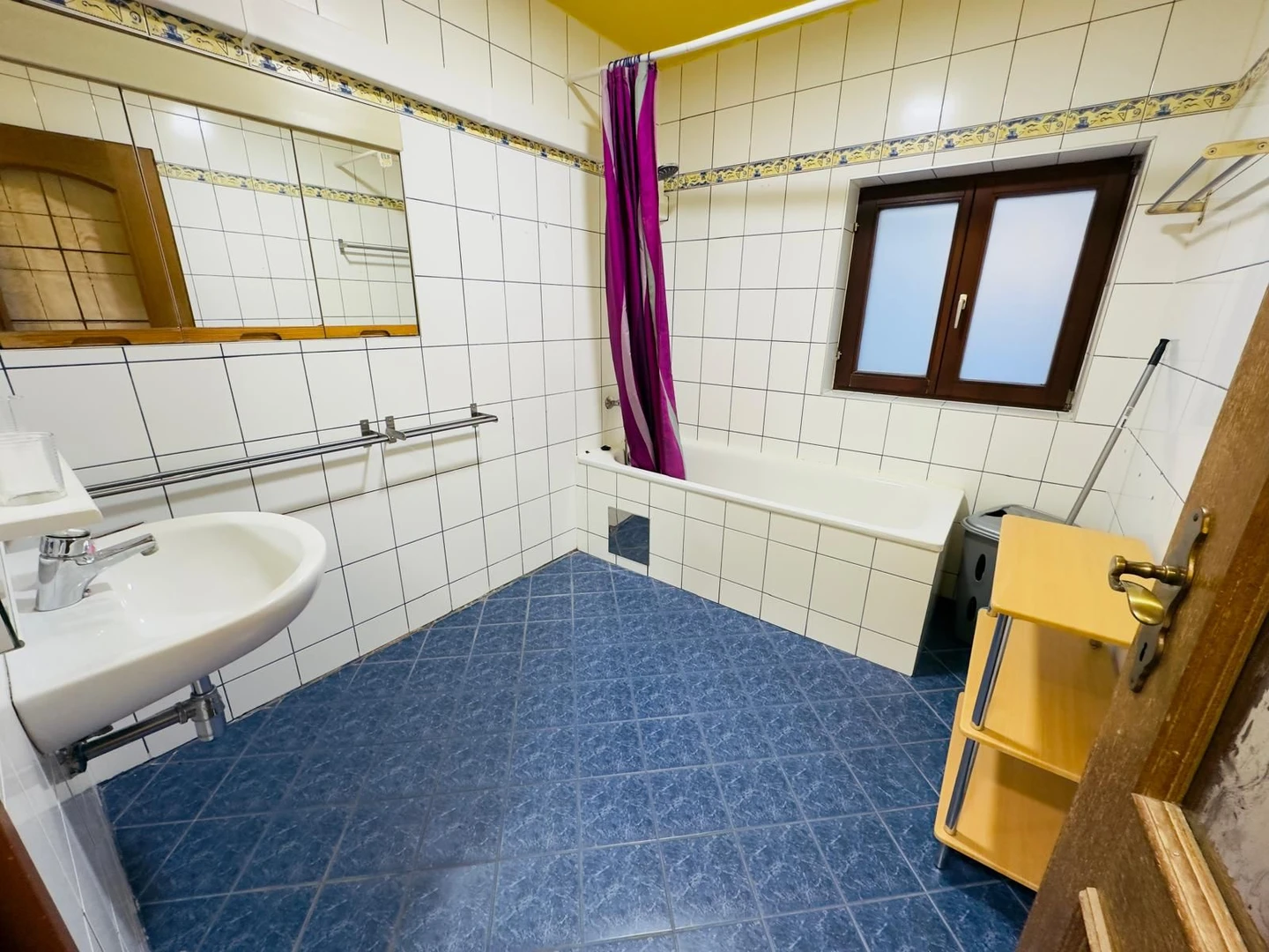 Chambre confortable pour étudiants disponible dans 