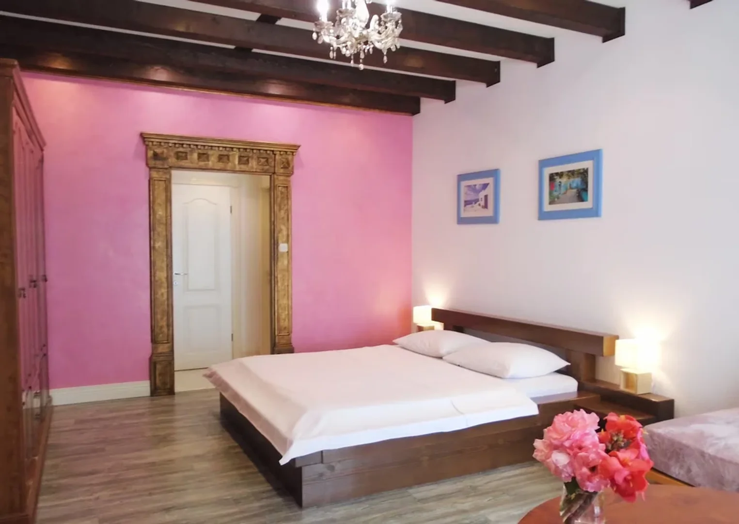Habitación estudiantil luminosa y aireada con fácil acceso a la universidad en 