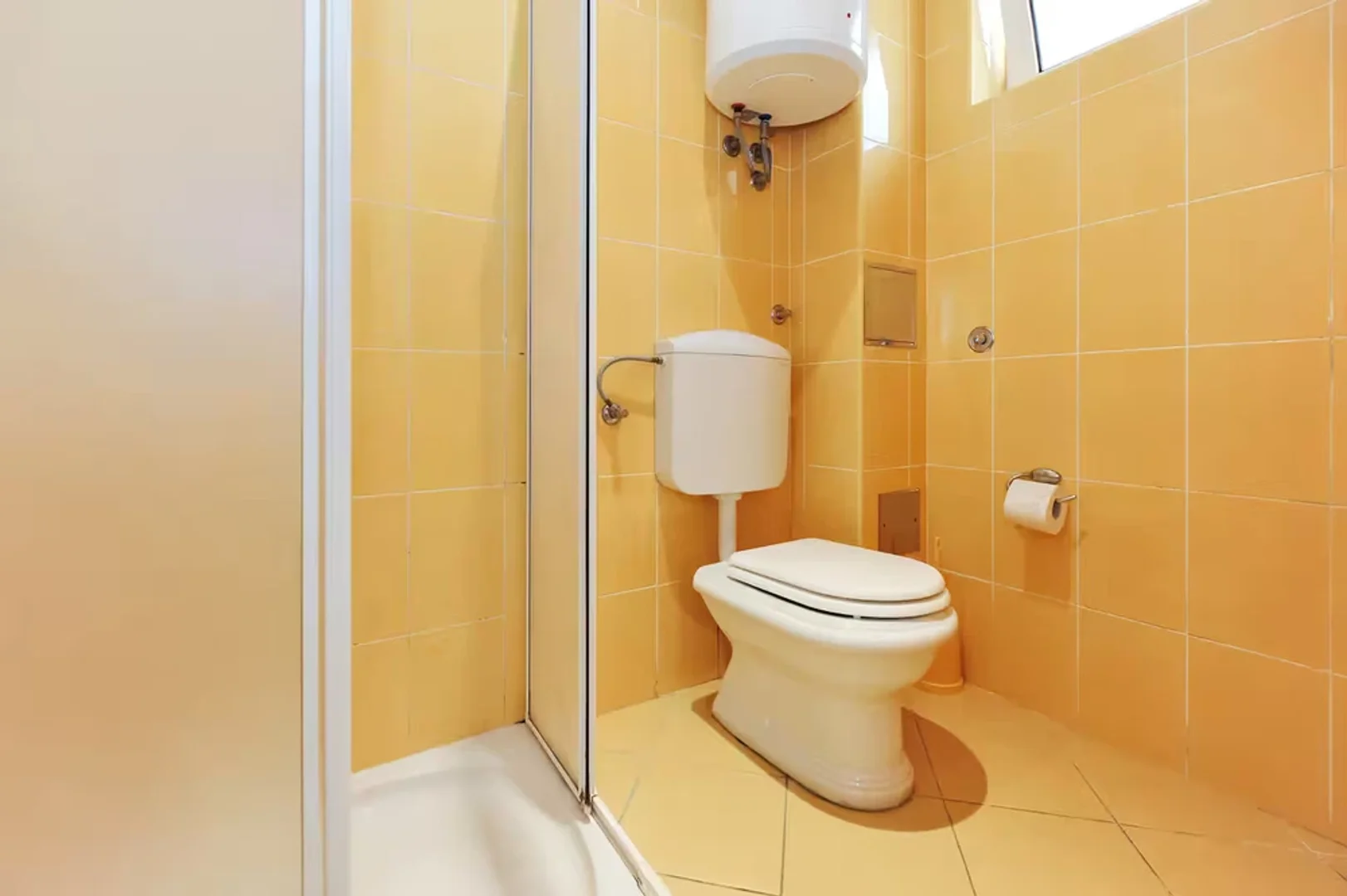 Habitación estudiantil amplia y cómoda en 
