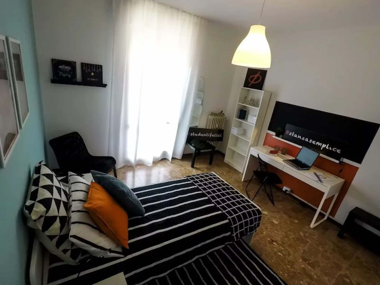'da öğrenciler için yeterli aydınlatmaya sahip uygun fiyatlı oda