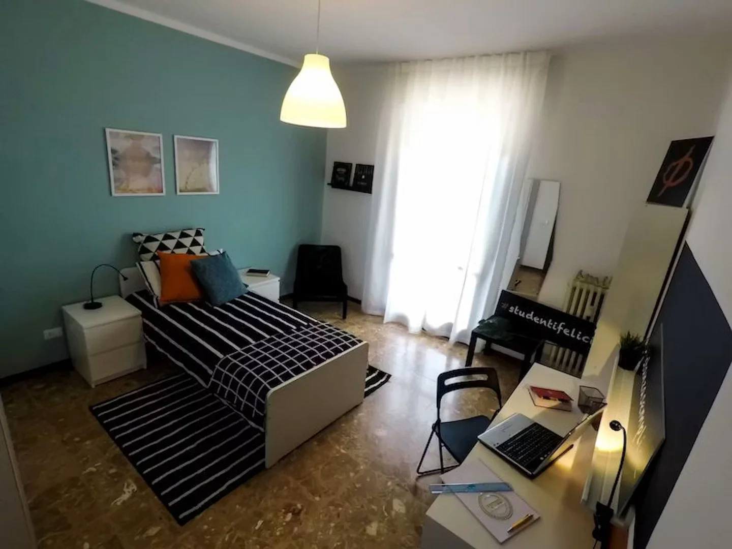 'de modern olanaklara sahip öğrenci dostu oda