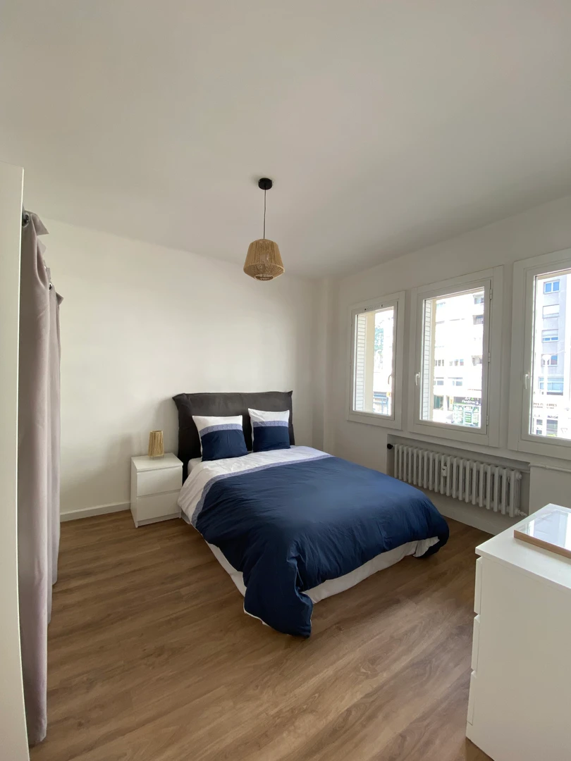Chambre abordable pour les étudiants avec un bon éclairage dans 