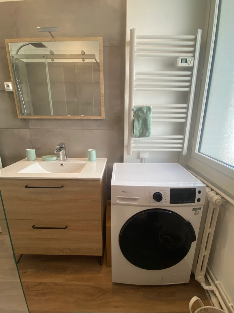 Chambre à louer dans un appartement d'étudiant à , entièrement meublée