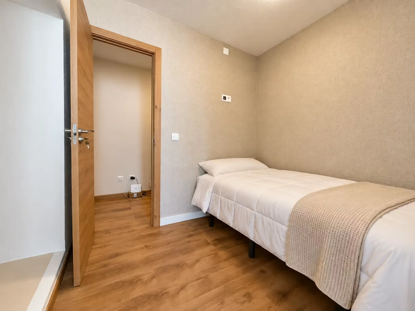 'de öğrenci dairesinde, tamamen mobilyalı kiralık oda