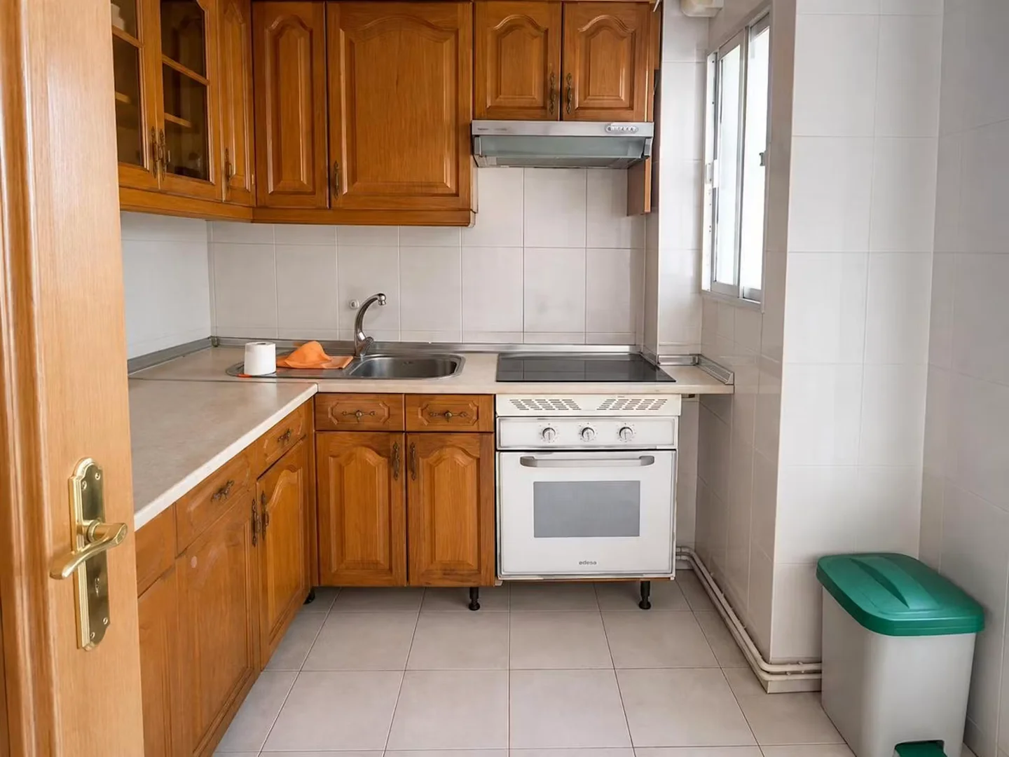 'da öğrenciler için yeterli aydınlatmaya sahip uygun fiyatlı oda