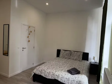 Zimmer mit Doppelbett zu vermieten {area}