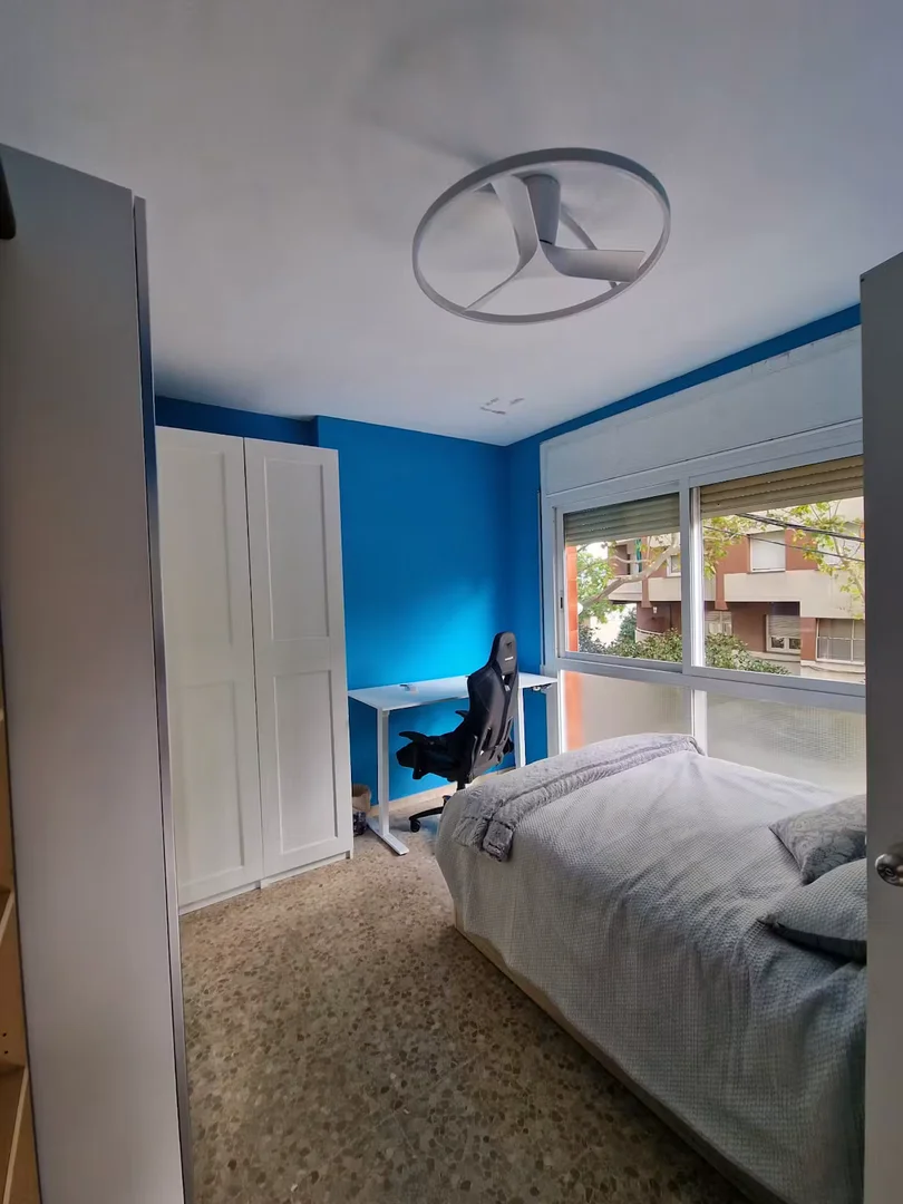 Chambre d'étudiant à  avec espace d'étude et installations communes