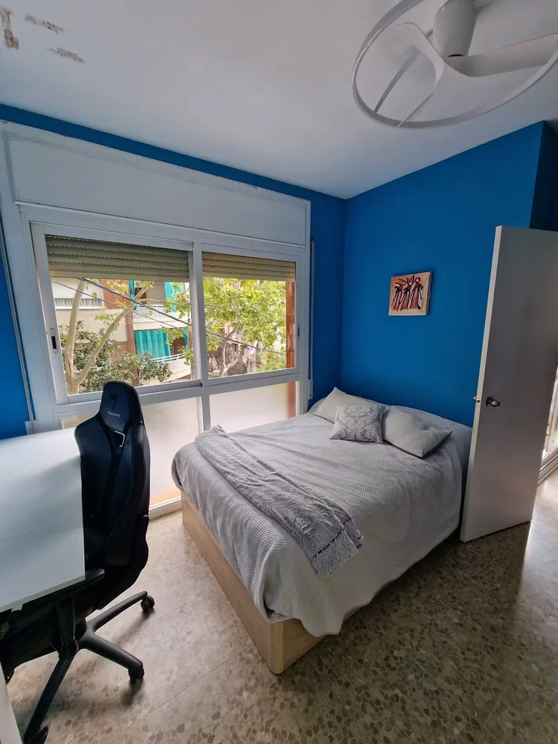 Chambre d'étudiant à  avec espace d'étude et installations communes