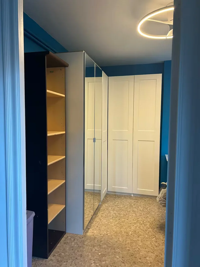 Chambre d'étudiant lumineuse et aérée avec accès facile à l'université dans 