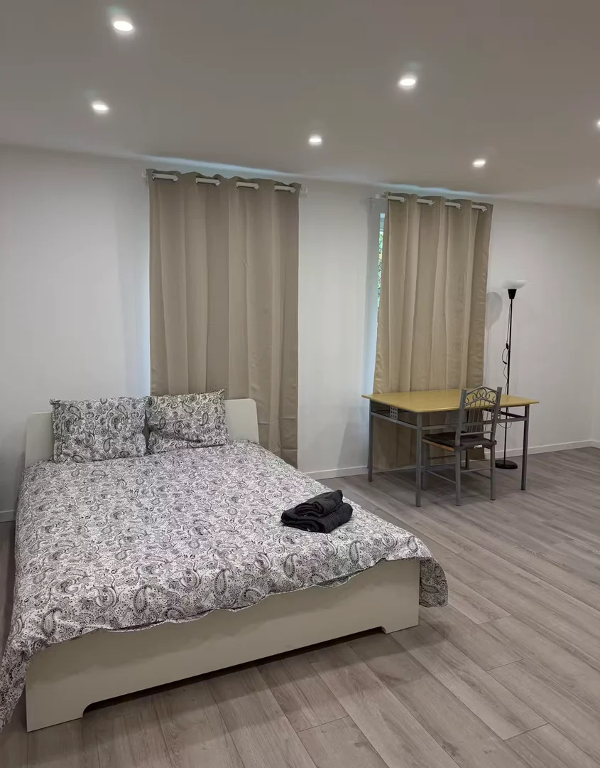 Affordable room for students with ample lighting in 