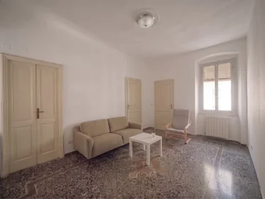 Stanza privata in Piazzale Isidoro Pestarino, San Teodoro, immagine 2 di 4