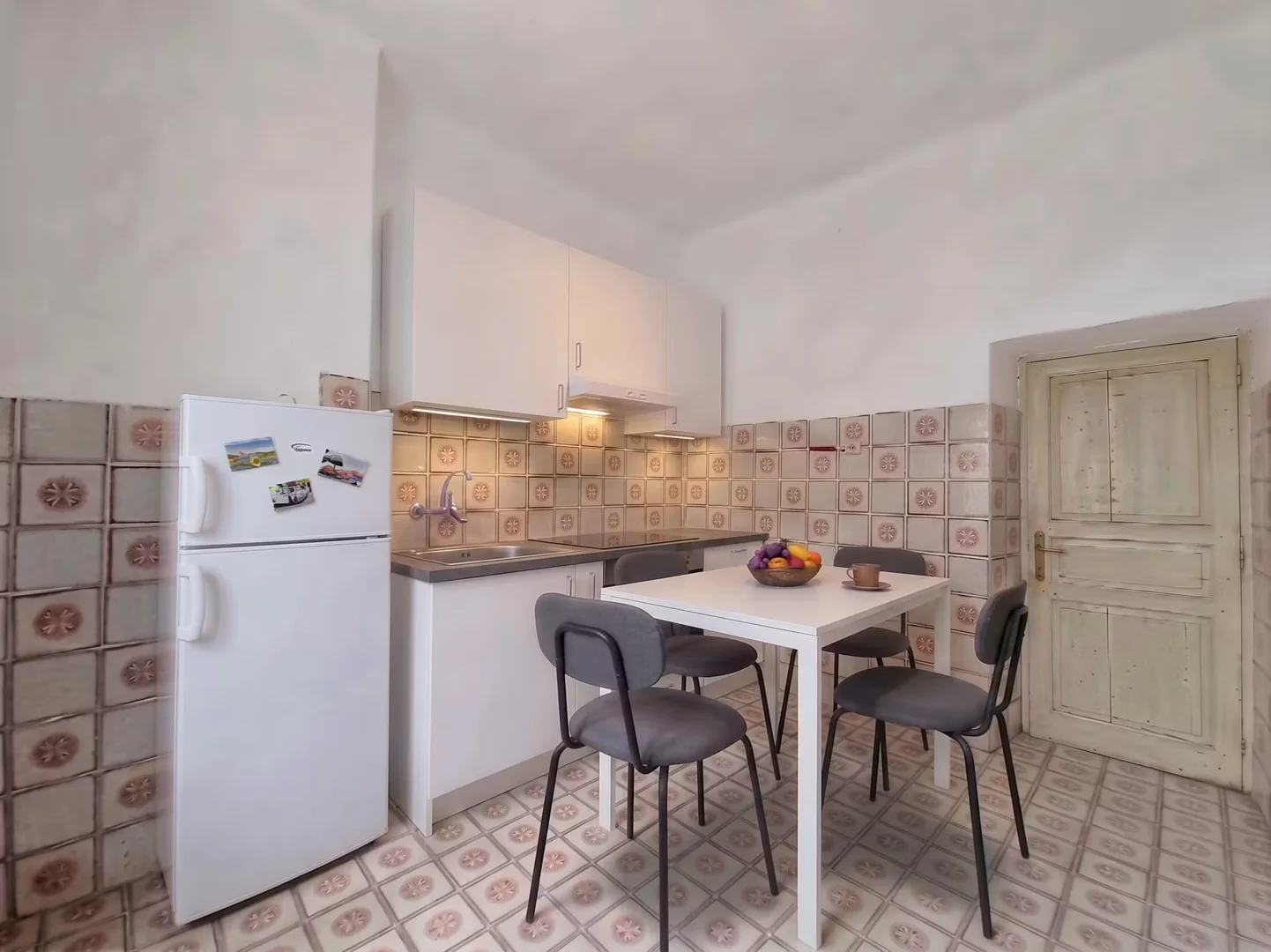 Habitación estudiantil luminosa y aireada con fácil acceso a la universidad en 