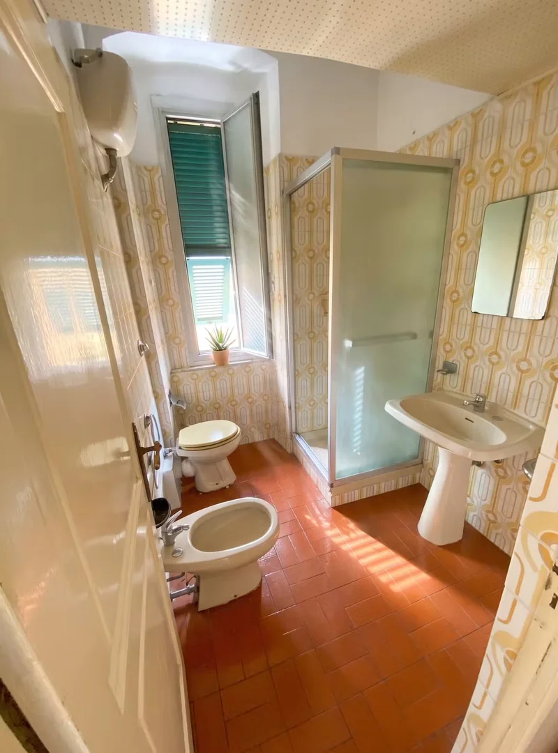Habitación estudiantil luminosa y aireada con fácil acceso a la universidad en 