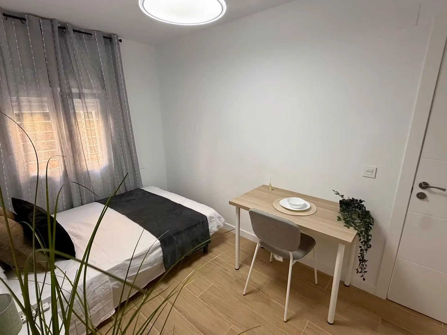 Bright and airy student room with easy university access in