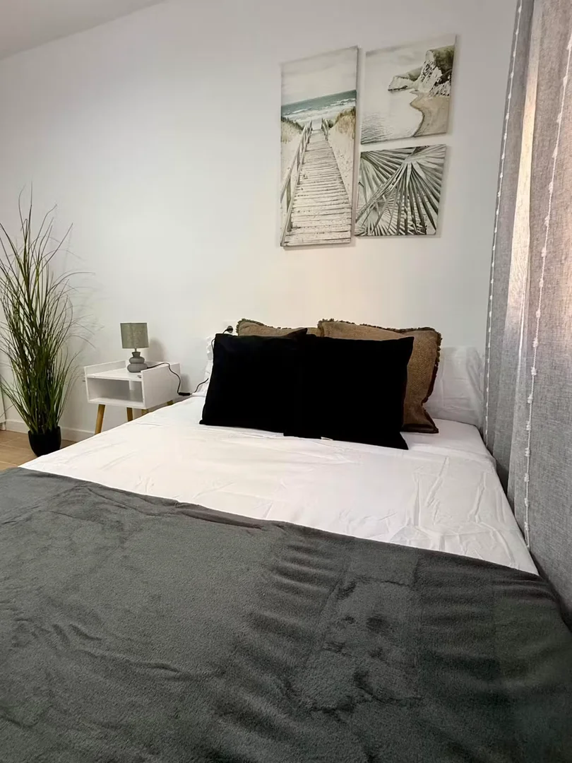 Economical student room with convenient location in