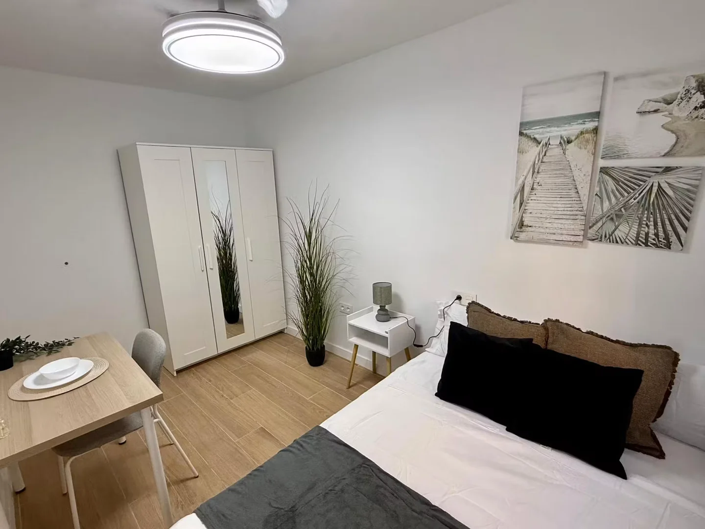 Bright and airy student room with easy university access in