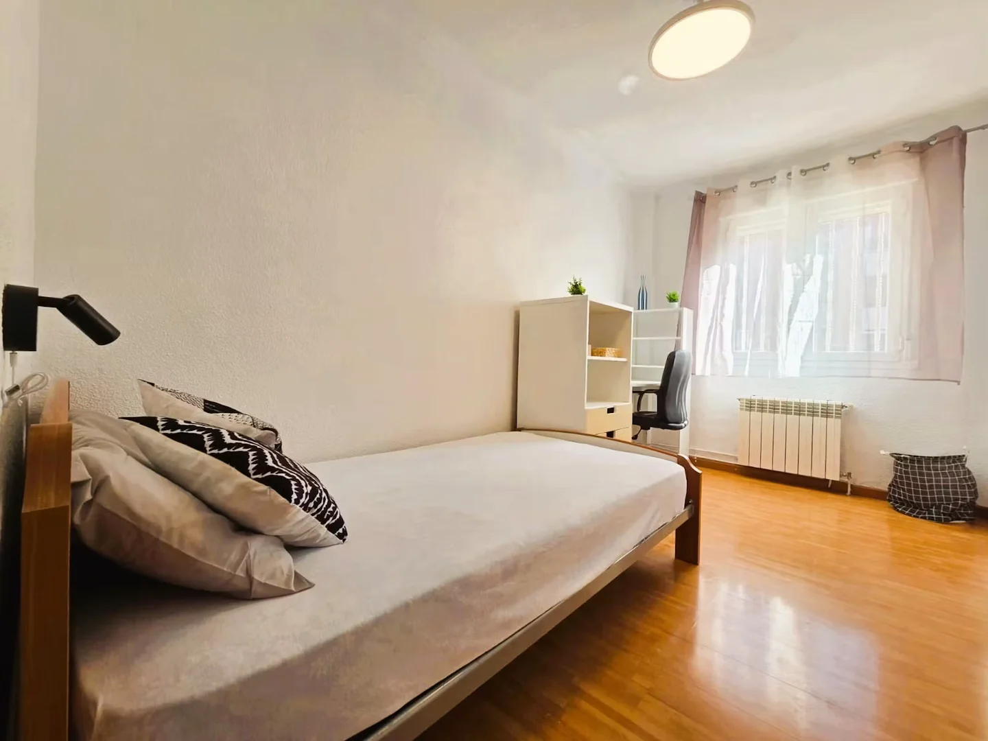 Habitación en apartamento estudiantil en alquiler en , completamente amueblado