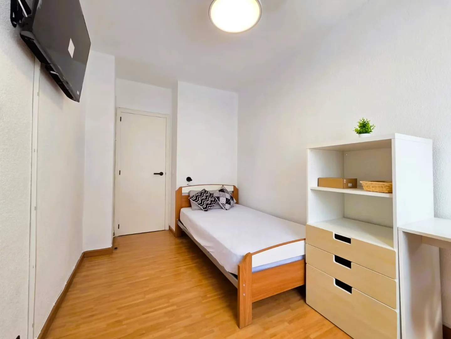 Habitación en apartamento estudiantil en alquiler en , completamente amueblado
