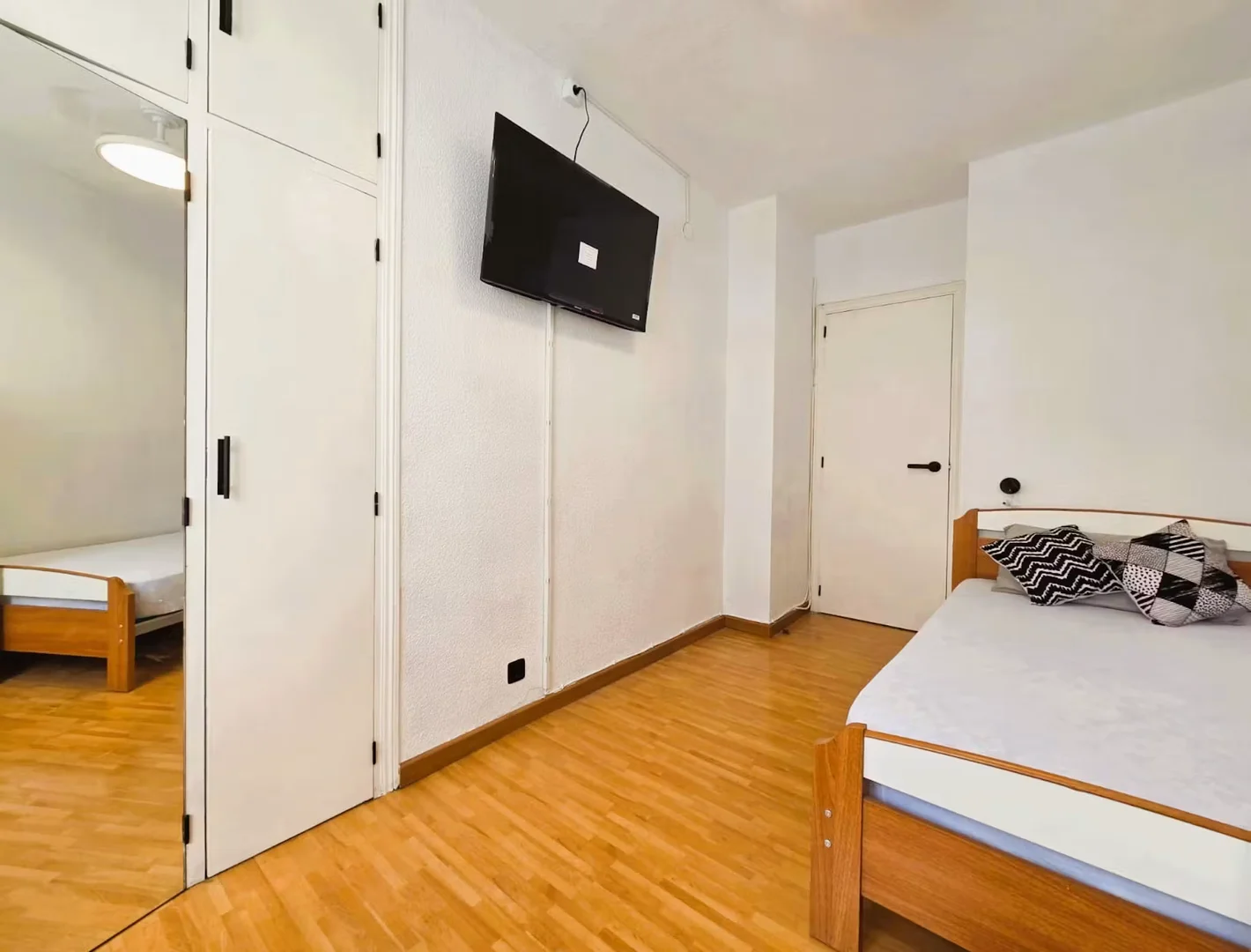 Habitación estudiantil amplia y cómoda en 